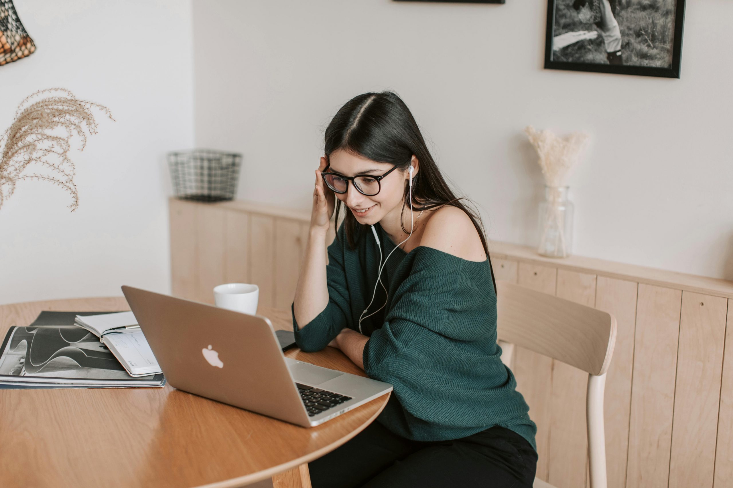 female entrepreneur working from home building her business through communit