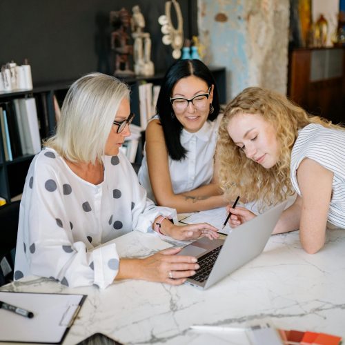 A Supportive Online Community for Female Entrepreneurs Who Want to Grow, Connect and Be Seen